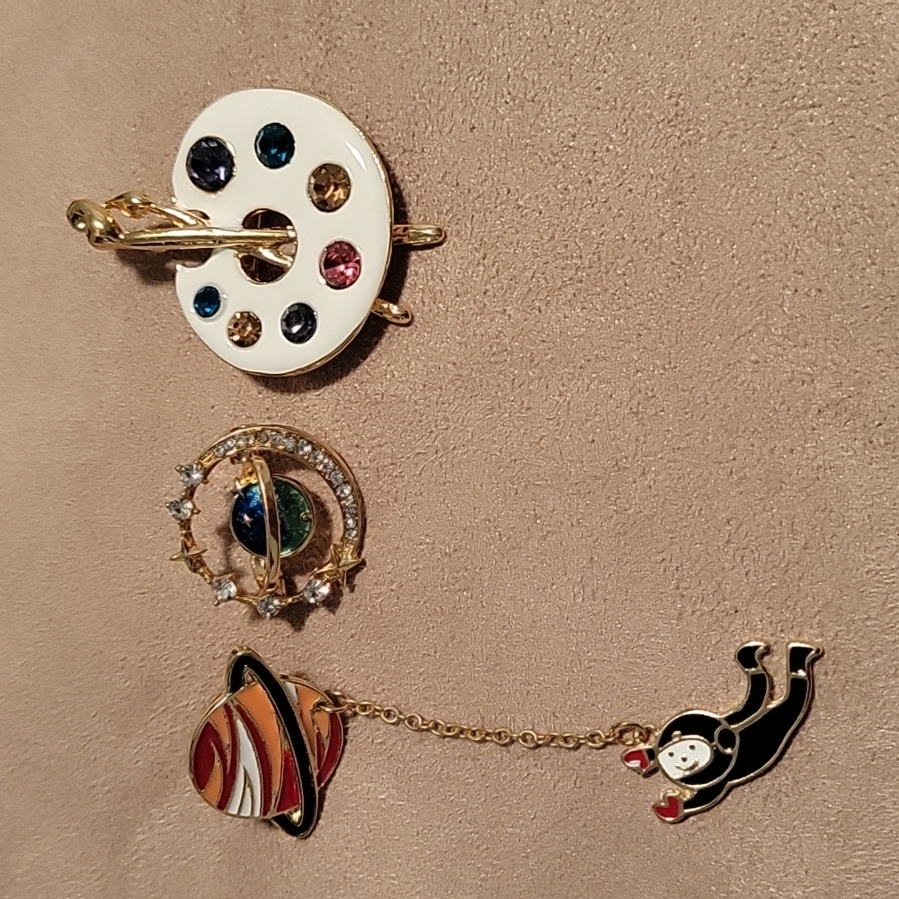 3 PIECES Planet, painting Palette 🎨 astronaut brooch pins metal